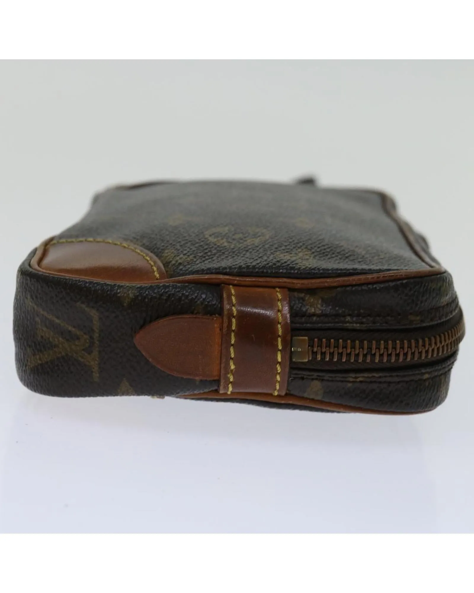 Certainly! Heres an optimized title for the product with added modifiers:

Elegant Monogram Canvas Clutch Bag with Stylish Dragonne PM Design